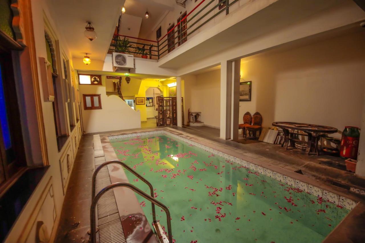 호텔 데브라지 니와스 온 레이크 피촐라 우다이푸르 외부 사진