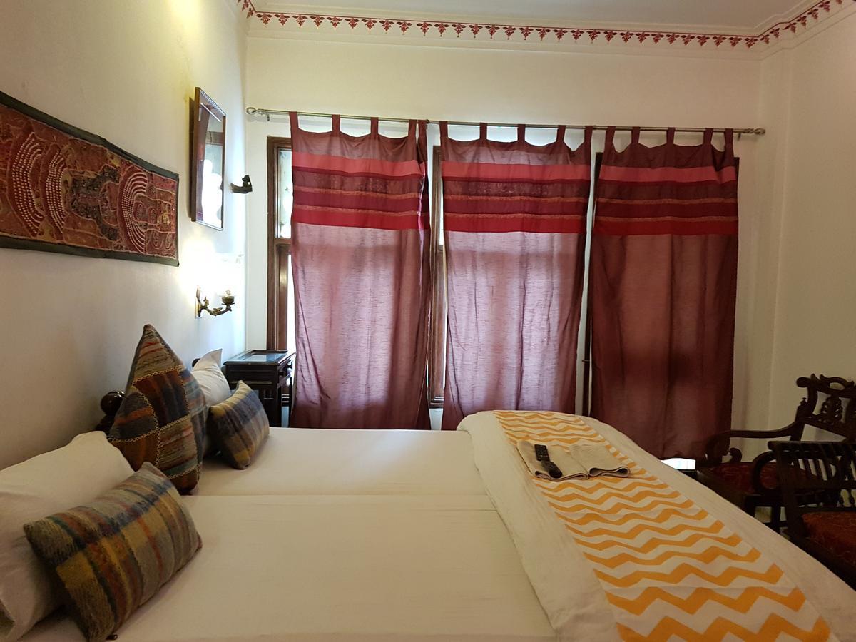 호텔 데브라지 니와스 온 레이크 피촐라 우다이푸르 외부 사진